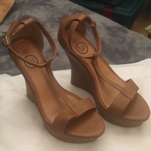 NWOT Beverly Mills Brown Wedge Heel Size 8